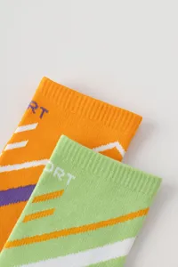 Nahaufnahme bunte gestreifte Sportsocken aus weichem Strickmaterial, feine Details.