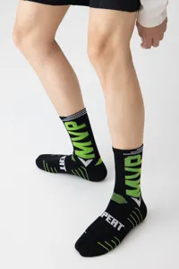 Herren Wadenlange Sport Basketball Socken mit Buchstaben Druck, atmungsaktiv und komfortabel.