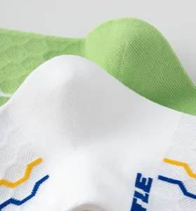 Heren sportsokken met comfortabele, ademende gebreide textuur en stijlvolle patronen.