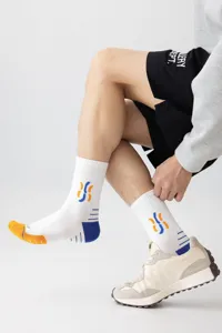Nahaufnahme der farbblockierten Sport-Socken mit blauen und gelben Akzenten im Detail.