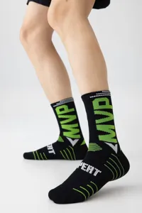 Detailansicht schwarzer Herren Basketball Socken mit gruenem Buchstabe Strick Sport.
