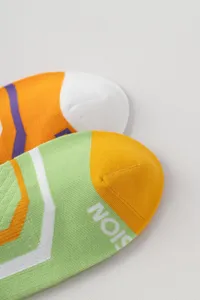 Nahaufnahme von bunten Sportsocken mit geometrischen Streifen und weicher Zehenpartie.