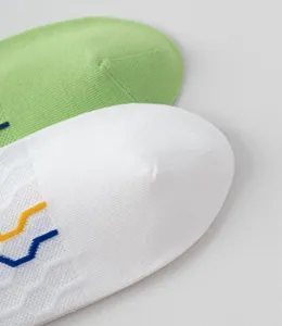 Detailopname van de teen van ademende herensportssokken en geweven textuur van dichtbij.
