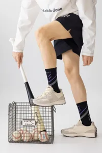 Herren Mittelsocken sportliche Baumwolle atmungsaktive bequeme modische Socken für den Alltag.