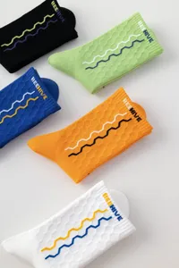 Stijlvolle halverwege kuit sportsokken met honingraatpatroon en kleurrijk golvend ontwerp.