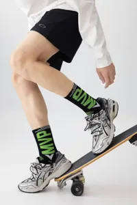 Schwarze Herren Sportsocken mit grünen MVP Buchstaben, atmungsaktiv und bequem.
