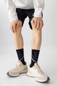 Detaillierte Nahaufnahme von sportlichen Herren-Mittelsocken mit Chevron-Muster.
