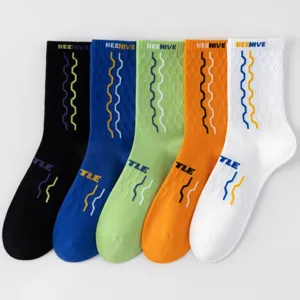 Ademende heren sportsokken met stijlvol honingraat mesh en trendy golvend patroon.