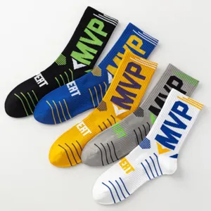 Nahaufnahme bunter Sport-Basketballsocken mit Buchstaben-Prints, atmungsaktives Design.
