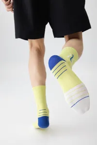 Herren Sport Socken Detailansicht, farbblockierte Baumwoll Crew Socken zum Laufen.