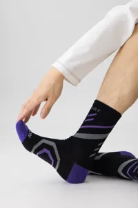 Herren Sport Mittelsocken mit stylischen lila und grauen Streifen zum Laufen Basketball.