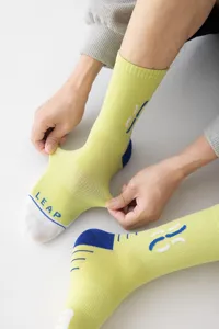 Detailaufnahme von Herren-Sportsocken, die die elastische Dehnbarkeit und Qualität zeigen.