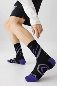 Herren sport socken lauf socken atmungsaktiv schwarz lila kompression stutzen detail ansicht