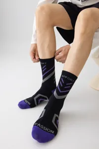 Herren Sportsocken mittelhoch mit atmungsaktivem Material, ideal für Laufen und Basketball im Alltag.