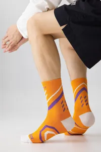 Nahaufnahme von Sportsocken in Orange und Lila mit auffälligem geometrischem Muster.