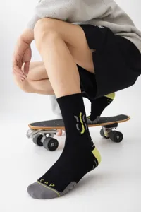 Herren Sport-Mittelsocken mit Farbdesign, nahtlose doppelt geflochtene Baumwollsocken.