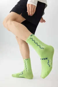 Groene sokken tot halverwege de kalf met ademend breisel en modieus golfpatroon detail.