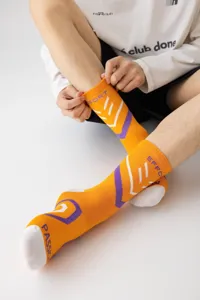 Modische orangefarbene Herren-Sportocken, bequeme mittelhohe Funktionssocken für Laufen und Basketball.
