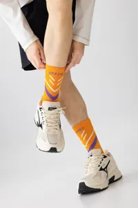 Bequeme Herren Sportsocken im Mittelschaft-Design mit farbigen Streifen für Sport und Alltag.