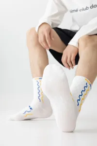 Heren designer middelhoge sportsokken met trendy golvende patroonontwerpen en comfort.