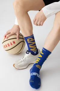 Herren Sport Basketball Socken mit Doppelgarn Strick und Buchstaben Muster für Training.