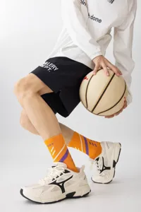 Detailansicht von sportlichen Basketballsocken für Herren, kombiniert mit Shorts und Turnschuhen.
