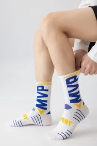 Herren sportliche Wadenlange Basketballsocken mit blau gelben gewebten Buchstabendetails.