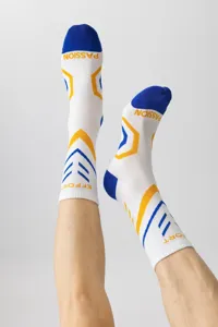 Detailaufnahme von Sportsocken mit geometrischen Mustern und motivierendem Textdesign.