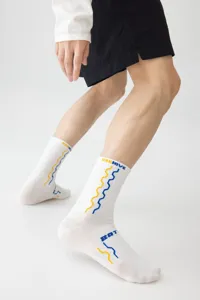 Witte halverwege kuit sportsokken voor heren met gele en blauwe zigzag patronen ademend comfort