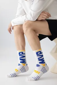 Herren Basketball Socken mit Buchstaben, atmungsaktive Sport Socken mit mittlerem Schaft.