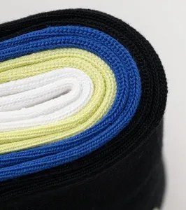 Nahaufnahme von farbigen Strick-Sportsocken für Herren mit feiner gerippter Textur und Schichten.