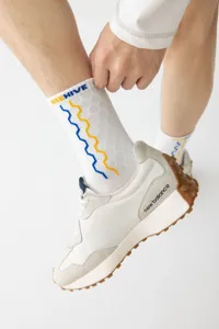 Stijlvolle heren sportsokken in middelhoge stijl met blauw geel zigzag patroon en print.