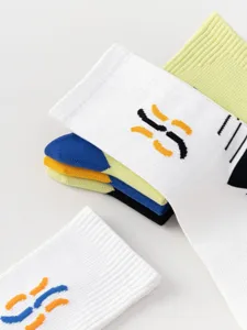 Herren stilvolle Farbblock Wadenlänge Sportsocken, bequeme Baumwolle Detailansicht.