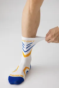 Nahaufnahme von elastischen Herren Sportstrümpfen mit blauen und gelben Akzenten.