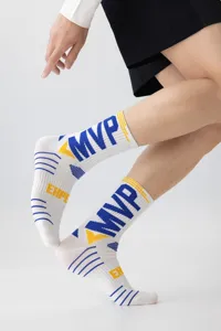Detailaufnahme von Herren-Sportsocken in Weiß mit blau-gelbem MVP-BuchstabenDruck.