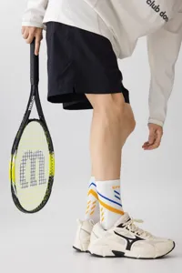 Herren Sport Socken mit blauem und orangenem Streifenmuster für Lauf- und Tennis Training.