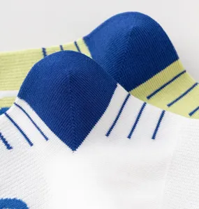 Detailansicht der Herren Sportsocken mit feiner Stricktextur und modernen Farbblock Design.