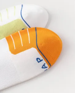 Detaillierte Nahaufnahme von farbblockierten Sport-Socken aus weichem Baumwollstrick.