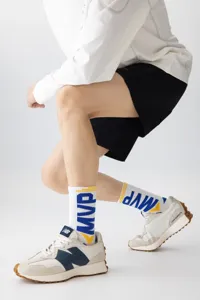 Herren Sport Basketball Wadenlange Socken mit fettem MVP Buchstaben Druck, Detailansicht.