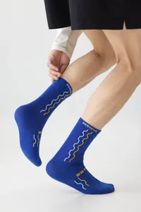 Designer halve kuit sportsokken voor heren met een trendy zigzag patroon en logo.