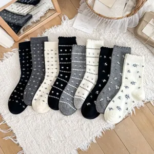 Niedliche Blumige Mittelsocken für Damen, japanische Rüschen-Baumwollsocken für den Herbst.