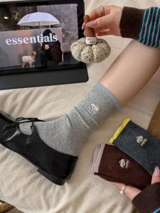 Süße Welpen bestickte Damen Wadensocken japanischer Stil Vintage Farblock Baumwolle
