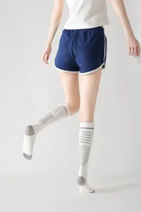 Calze da compressione sportive da donna traspiranti rigate alte sportive dettaglio