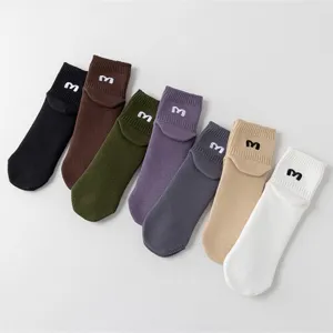 Freizeitsocken aus Baumwolle für Herren und Damen, einfarbig mit M-Bestickung, stylisch.