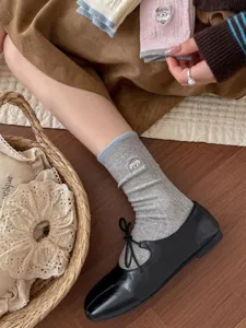 Süße Hundestickerei Wadenstrümpfe für Damen, japanischer College-Stil Baumwollsocken.