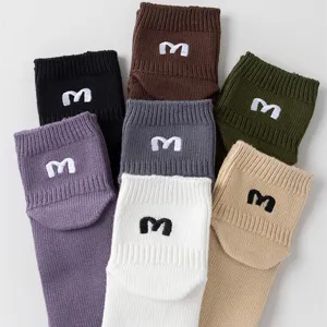 Herren Kurze Baumwollsocken mit stilvoller Buchstabebestickung für Freizeit und Streetwear.