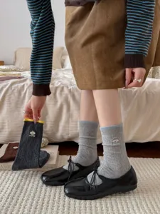 Damen süße Welpen bestickte Mittelsocken, japanischer College-Stil gekämmte Baumwollsocken.