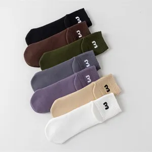 Herren Baumwolle lässige Sportsocken mit besticktem Buchstaben, mehrere Farben, bequem.