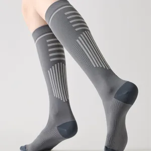 Calze compressione polpaccio donna sport corsa rigate alte grigio vista principale