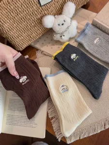 Detailansicht süße Welpenstickerei Socken, gemütlicher Strick-Baumwollstoff, farblich abgesetzt.